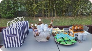 문화 아카데미 테이블 위 음료와 퓨어스 제품